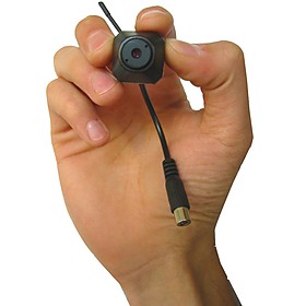 Esta  cámara espía inalámbrica  es la herramienta de vigilancia por antonomasia. Este pequeño gadget tiene un objetivo a todo color y un micrófono tan sensible que te permitirá grabar conversaciones a 100 metros de distancia y verlas en tu TV o en tu ordenador. La  cámara espía inalámabrica es digital  y es tan pequeña que podrás esconderla en cualquier sitio. Es ideal para utilizarla dentro de coches o barcos a escala teledirigidos.  Puedes usarlo para vigilar tu coche, una nave o la puerta de entrada. También puedes utilizarlo para tener controlados a los niños mientras juegan en el jardín. Las empresas pueden utilizar una cámara espía digital para control de vigilancia en oficinas, tiendas o almacenes.   Cámara Espía Inalámbrica   Mini cámara de color digital CMOS de 2.4GHz con audio  Tamaño: 20 x 20 x 46 mm / 0,78 x 0,78 x 1,81 pulgadas  Cámara A/V de 300mW  Frecuencia de comunicacón: 2.4GHz  Potencia: 300mW  Resolución: 380 líneas  Iluminación: 1.5 lux  Modo de salida: CCIR/EIA(PA