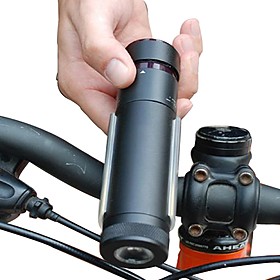 ¿Nunca has pensado lo útil que sería tener una  luz de bicicleta ? No hablamos de esas luces reflectantes que vienen integradas en las bicis, sino de una sofisticada linterna con luces Led que iluminará tu camino como si fueras en un coche. ¿Y si además pudieras escuchar música en un reproductor mientras paseas tranquilamente con tu bici?No necesitas comprar 3 aparatos diferentes porque este gadget integra estos dispositivos en un elegante  cilindro negro de diseño único . Por un lado es un reproductor de música de 2GB que podrás cargar con archivos Mp3 o WMA desde tu ordenador a través de un cable USB. Este cable también te servirá para recargar la batería del dispositivo. Por otro lado es un potente altavoz de alta calidad que reproducirá con un sonido óptimo tus archivos de música mientras haces tus ejercicios diarios. Y por último este gadget es también una compacta y luminosa  luz para tu bicicleta , que iluminará todo a tu paso. Ya no te dará pereza salir a dar una vuelta en bici