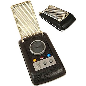 Si te declaras un trekkie incondicional, sabes separar los dedos para hacer el saludo Vulcano y tus orejas empiezan a parecerse a las del señor Spock, sólo te falta tener en tus manos este  gadget de Star Trek . Es una réplica perfecta de los intercomunicadores que utilizaban los vulcanos para estar conectados. ¡Un gadget esencial en el cajón de cualquier fan de la saga!Es además un  teléfono Voip , un dispositivo que puedes conectar a tu ordenador vía USB y comunicarte con otros números VoIP o con números telefónicos tradicionales. Tiene un micrófono integrado y un altavoz que te permitirá utilizarlo para chatear a través de Skype, MSN Messenger, AIM and iChat. El intercomunicador de Star Trek puedes ser utilizado también como juguete: tiene  21 efectos y sonidos reales  de la serie (en inglés) y sus luces de colores se iluminan para proporcionarte una experiencia 100%  trekkie.  Requisitos del sistema : Puerto USB disponible (compatible con USB 2.0) Conexión a Internet  Compatible co