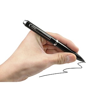 Este  bolígrafo con micrófono espía  parece sacado de una película de James Bond. Se trata de un artículo de espionaje ligero, discreto y muy efectivo, uno de esos gadgets que no podía faltar en el maletín de 007. Tiene forma de un  elegante boli de punta roller  y, aunque lo puedes utilizar para escribir, no es una simple herramienta de escritura. Lleva un micrófono espía incorporado en su interior y lo puedes utilizar como gadget espía para grabar conversaciones sin que nadie se de cuenta. (siempre que lo hagas de manera legal o lo utilices como un juguete) Tiene una opción que activa la grabación automáticamente cuando detecta algún sonido, y la desactiva cuando no hay ruido.También es un accesorio muy útil para  estudiantes, profesores, secretarias … y todas esas personas que necesitan tomar notas y luego pasarlas a limpio. Podrán grabar sus palabras con este boli y luego, a través de unos auriculares incluidos, escuchar la grabación con un sonido nítido y limpio.  El  boli con mic
