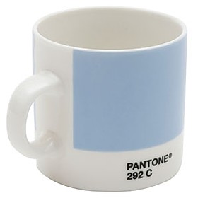 Del tamaño ideal para los que toman café solo o cortado (6 cm x 6 cm), estas tazas espresso ‘Pantone’ tienen un diseño sobrio, perfecto para cualquier tipo de casa.La tacita en cuestión está di...