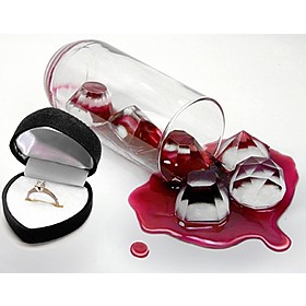 Si te quieres sentir como Audrey Hepburn en Desayuno con Diamantes no deberías dejar pasar la oportunidad de hacerte con estos Hielos con Forma de Diamantes, aunque tú podrás utilizarl...