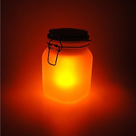 Fabricado a partir del tradicional tarro de conservas ¡con tecnología eficiente de luz solar! Atrapado dentro del tarro, se esconde una placa solar muy eficiente, una batería recargable y lámparas LED...