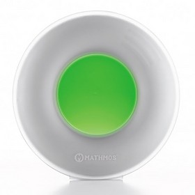 Esta tuba plateada con un círculo en su parte central es un objeto decorativo con un diseño espectacular. Pero no es sólo sirve para poner bonito tu salón, su  círculo central cambia de un color a otro  gracias a un sensor que detecta el sonido y el movimiento. Tiene dos programas,  Faze , un encadenado de colores que sirve como luz ambiente y  Music , que crea un baile de colores al ritmo de la música.  Para cambiar el programa se debe meter la mano en el círculo de color, un espacio mágico que parece  luz sólida de colores .Tuba es de cristal y utiliza luces LED de varios colores controladas por un chip y un sensor de movimiento y otro de sonido. Espectacular.    Cambia de color con la música y el movimiento   Se enchufa a la red con un cable  Color plateado  Utiliza luces LED  Anchura: 300 mm / 11,8 pulgadas  Altura: 180 mm / 7 pulgadas  Peso: 3 kg / 7 libras  Materiales: el círculo es de cristal y base de plástico  