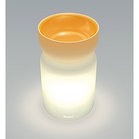 Su apariencia engaña, podría tratarse de un bote de cocina o de un objeto decorativo, pero en realidad es una lámpara de cristal soplado con un increíble diseño. Es perfecta para la mesita de n...