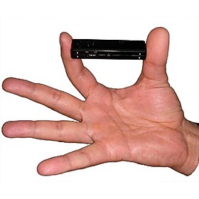 El tamaño de esta  minicámara espía  es tan reducido como un pulgar o un paquete de chicles, ni te enterarás de que la llevas encima. Graba hasta 33 horas de vídeo y audio (4 horas por carga) en tiempo real que almacena en su tarjeta memoria flash  MicroSD de 1 GB . Es inalámbrica y funciona con una batería incorporada, que se carga con un cable USB.