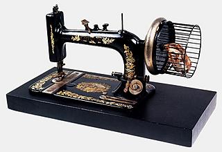 Máquina de coser con motor animal. ¿Coser y darle al pedal? ¡Demasiado trabajo!