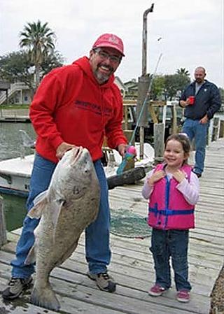 Kirk Swann y su hija Phoebe ya sacaron otro pez gigante en enero.