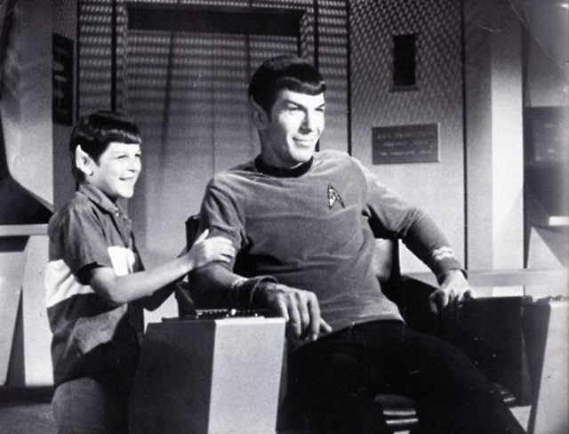 Mr. Spock de Star Trek con su hijo, padres originales y frikis