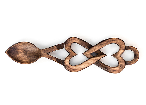 Lovespoon o cuchara de amor tallada a mano para regalar en san valentín en gales