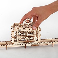 Kit para construir un tranvía con raíles mecánico de madera