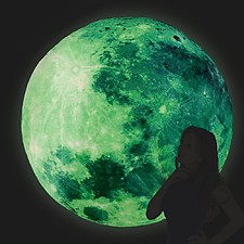 Luna Gigante que Brilla en la Oscuridad