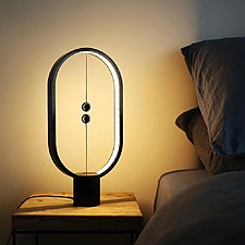 Lámpara de diseño en equilibrio
