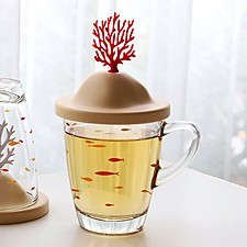 Taza de cristal con tapa decorada con un coral