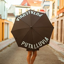 Paraguas con mensaje Puta lluvia