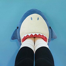 Calentador de pies con forma de tiburón