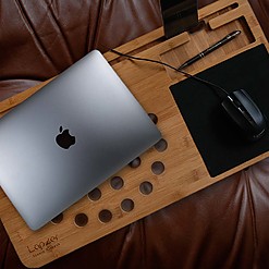 Mesa de bambú diseñada para el portátil