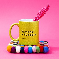 Taza de purpurina con mensaje de reggaeton Vamono a fuegote