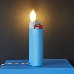 Lámpara de mesa original con forma de mechero