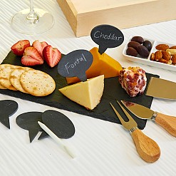 Tabla de quesos y embutidos con accesorios