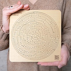 Puzzle de madera en forma de laberinto