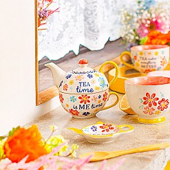 Tetera con taza incorporada y diseño de flores