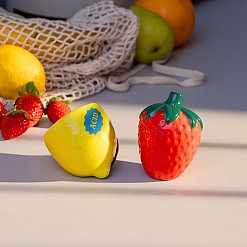 Salero y pimentero con forma de fresa y limón