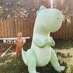 Dinosaurio hinchable gigante con aspersor