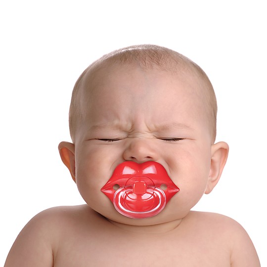 Un chupete con labios rojos para bebés muy serios