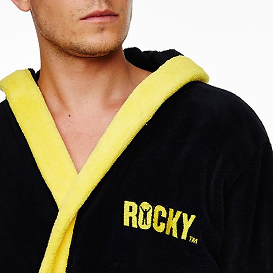 Lleva bordado en amarillo el nombre Rocky