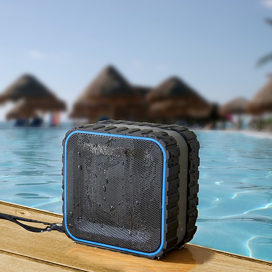 Lleva este altavoz Bluetooth al borde de la piscina