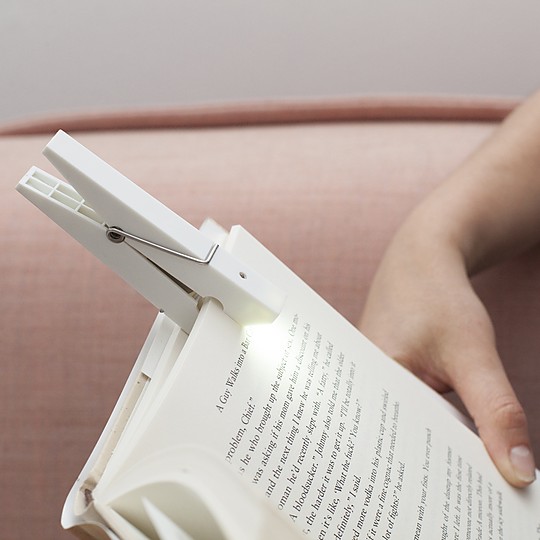 Una lámpara de lectura de diseño ingenioso