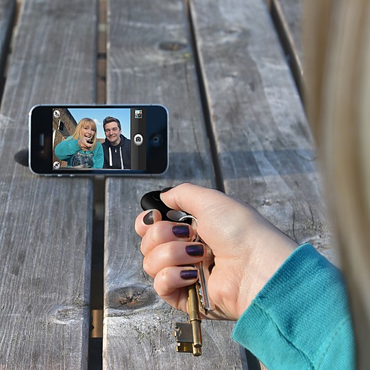 Un llavero localizador con el que podrás hacer selfies perfectos