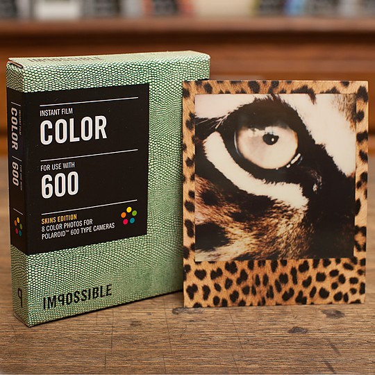 La película color de Impossible  con marco animal print