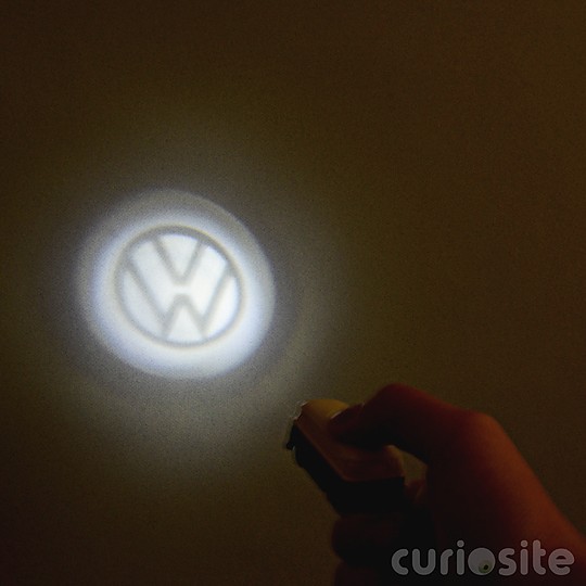 La luz proyecta el logo de Volkswagen