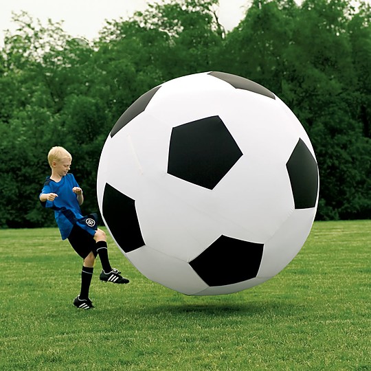 Chuta con el balón de fútbol gigante