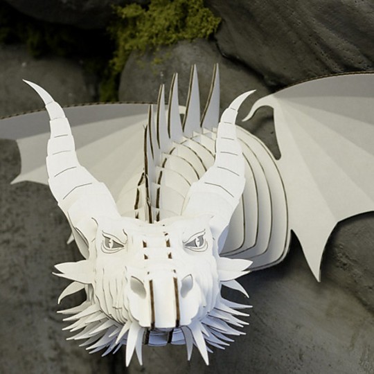 Una cabeza de dragón de cartón: imponente