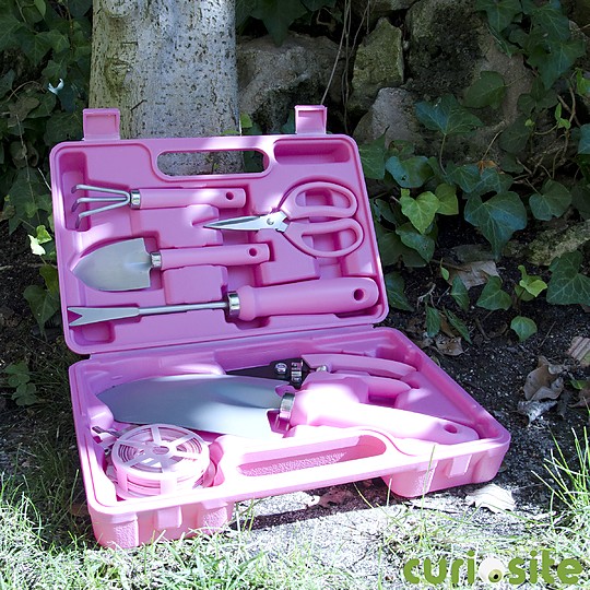 Herramientas de jardinería en su maletín rosa