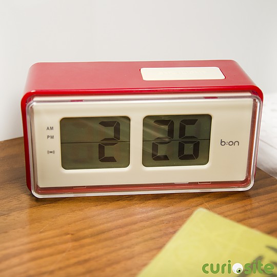 Un reloj despertador digital tipo flip