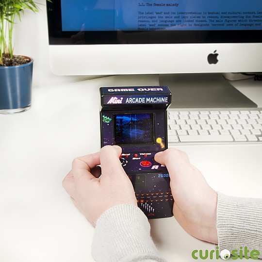 Una mini consola arcade con 240 juegos integrados