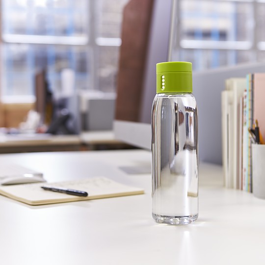 Haz seguimiento de lo que bebes con esta botella de agua