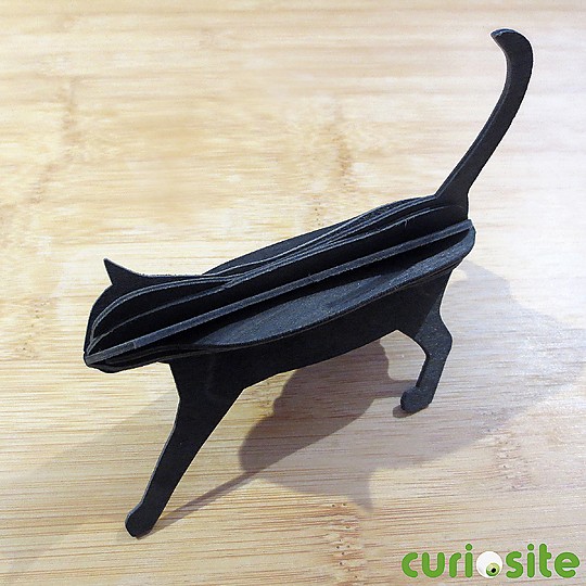 Monta un gato negro con esta postal de madera