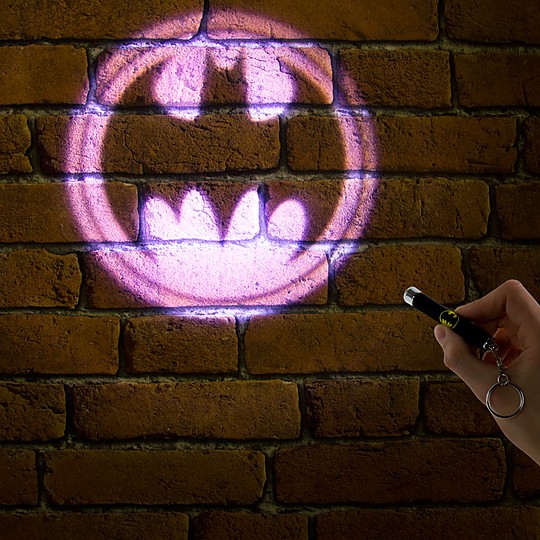 Con este mini proyector por el logo de Batman donde quieras