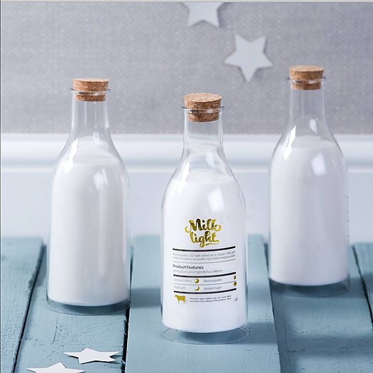 La lámpara ambiental de los bebedores de leche