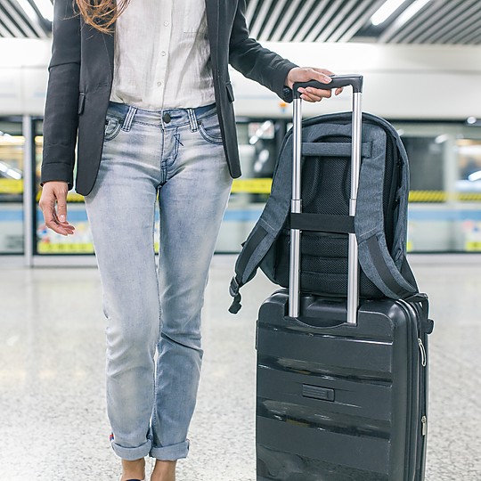Correa elástica para sujetar la mochila al asa de tu maleta