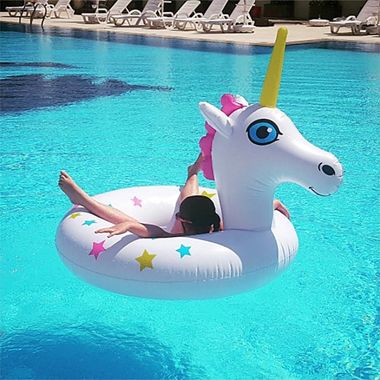 Disfruta del verano con el flotador unicornio
