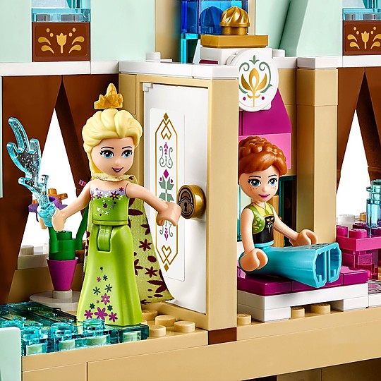Incluye las minifiguras de Elsa, Anna y Olaf