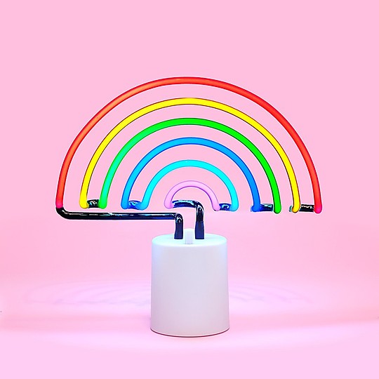 Una lámpara de neón grande y multicolor
