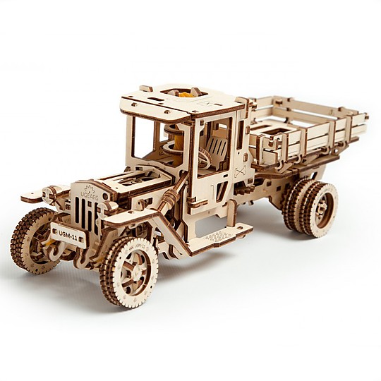 Un camión UGM-11 de madera DIY