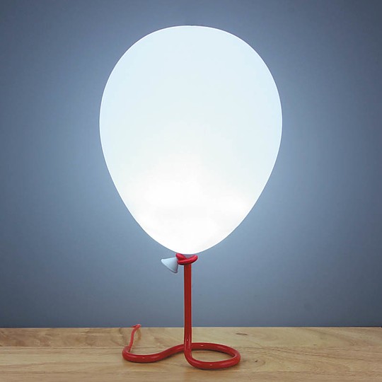 Una lámpara de ambiente en forma de globo flotante